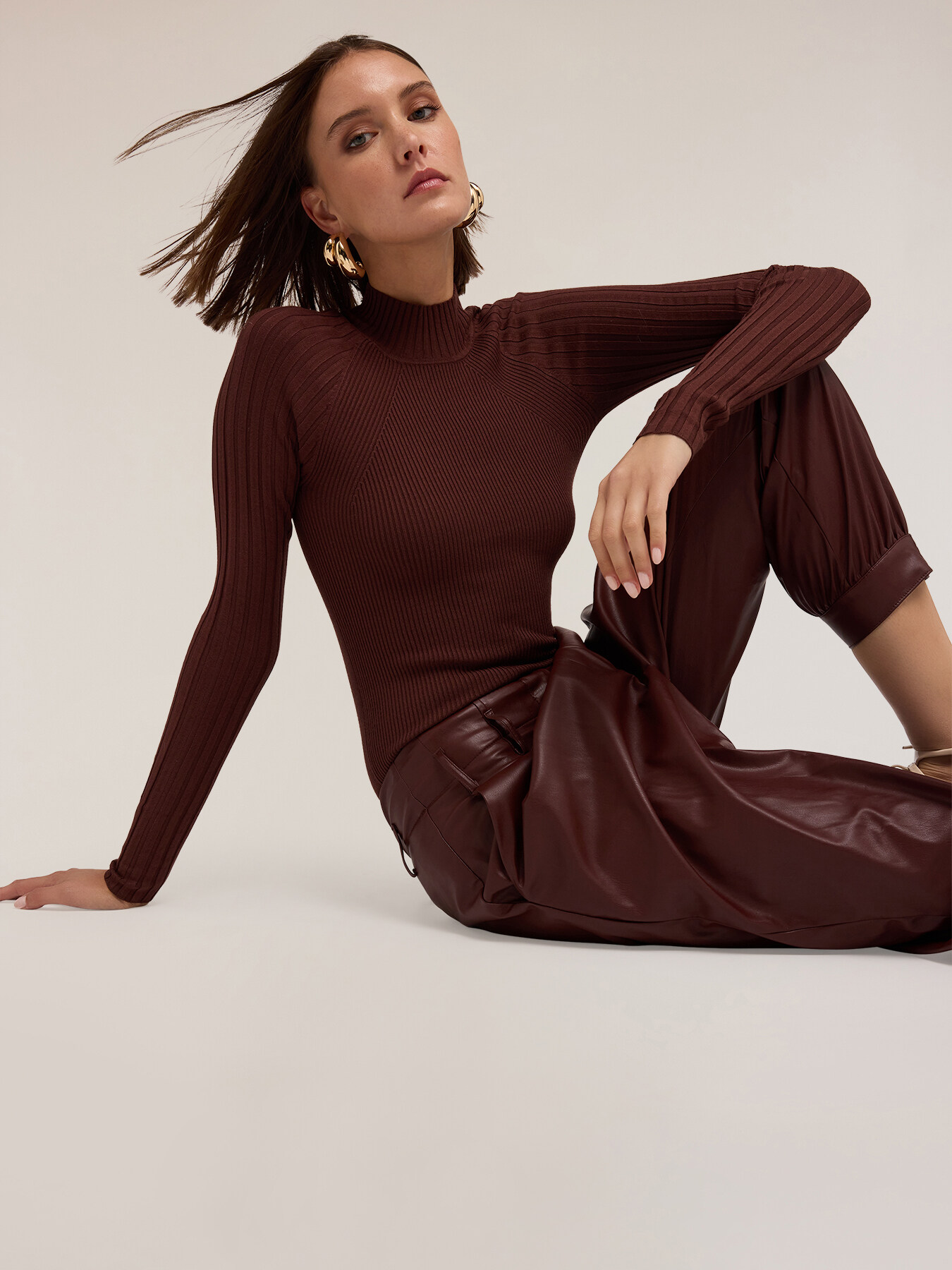 Fitted ribbed turtleneck sweater image number 3