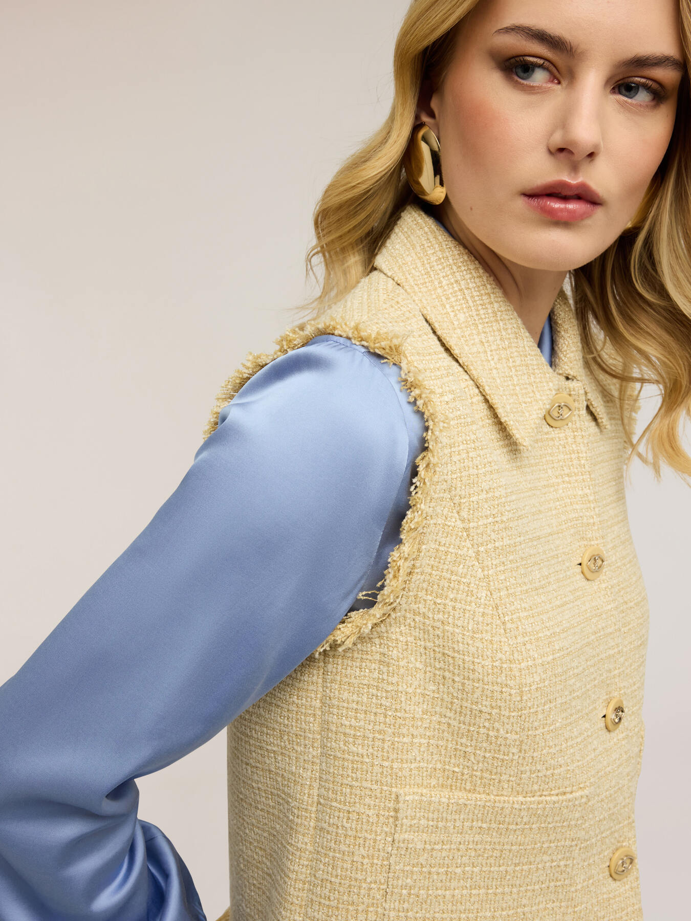 Boucl&eacute; vest with fringes image number 3