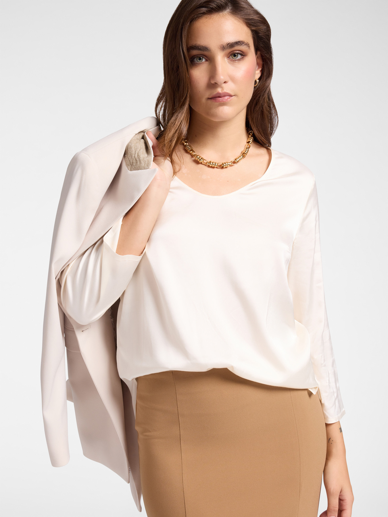 Blusa de cetim elástico image number 0