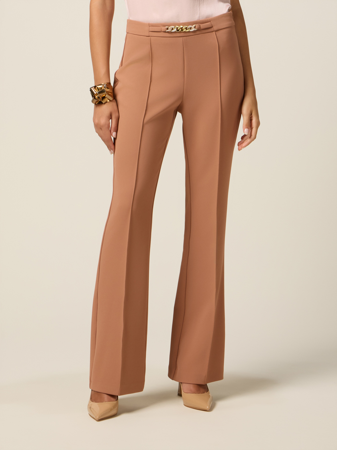 Pantaloni flare con catena decorativa image number 3