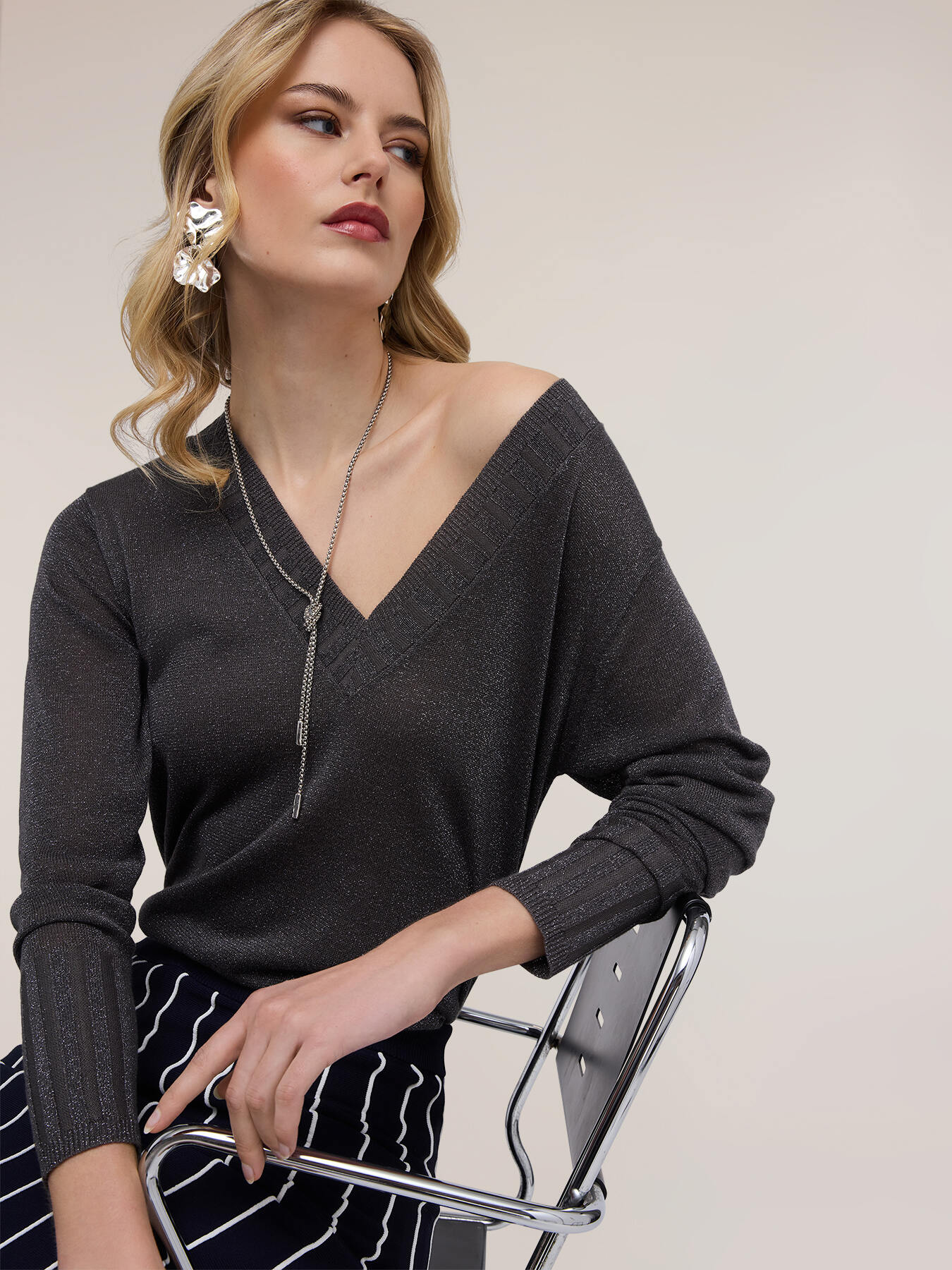 Maglia scollo a v in filato lurex image number 1