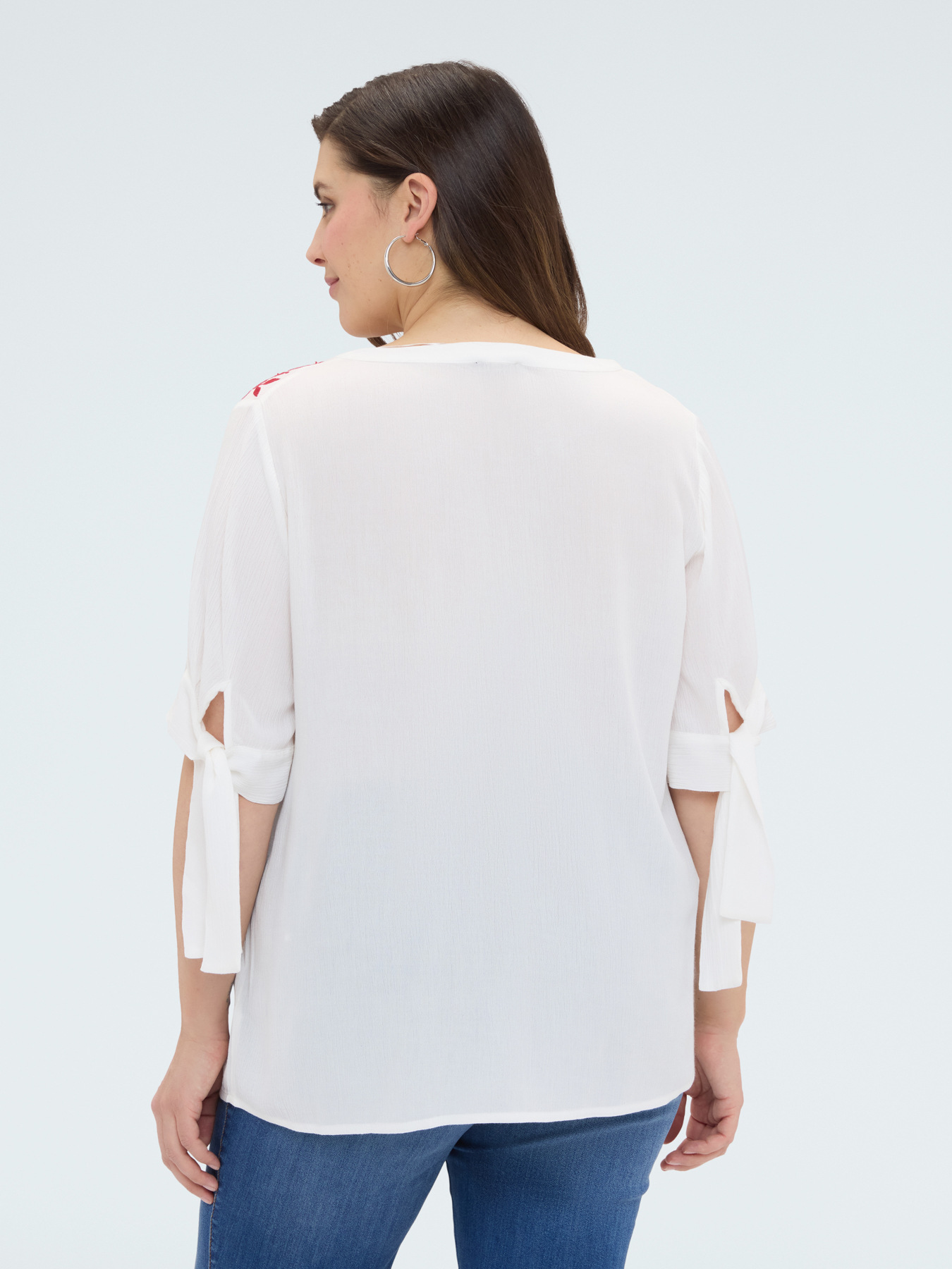 Blusa con ricami floreali image number 1