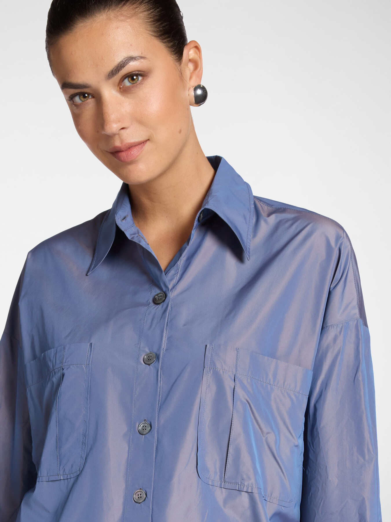 Camicia in taffet&agrave; con tasche image number 3