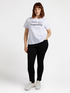 T-Shirt mit Schriftzug und Stickerei image number 2