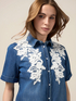 Chemise en jean avec broderie florale image number 2