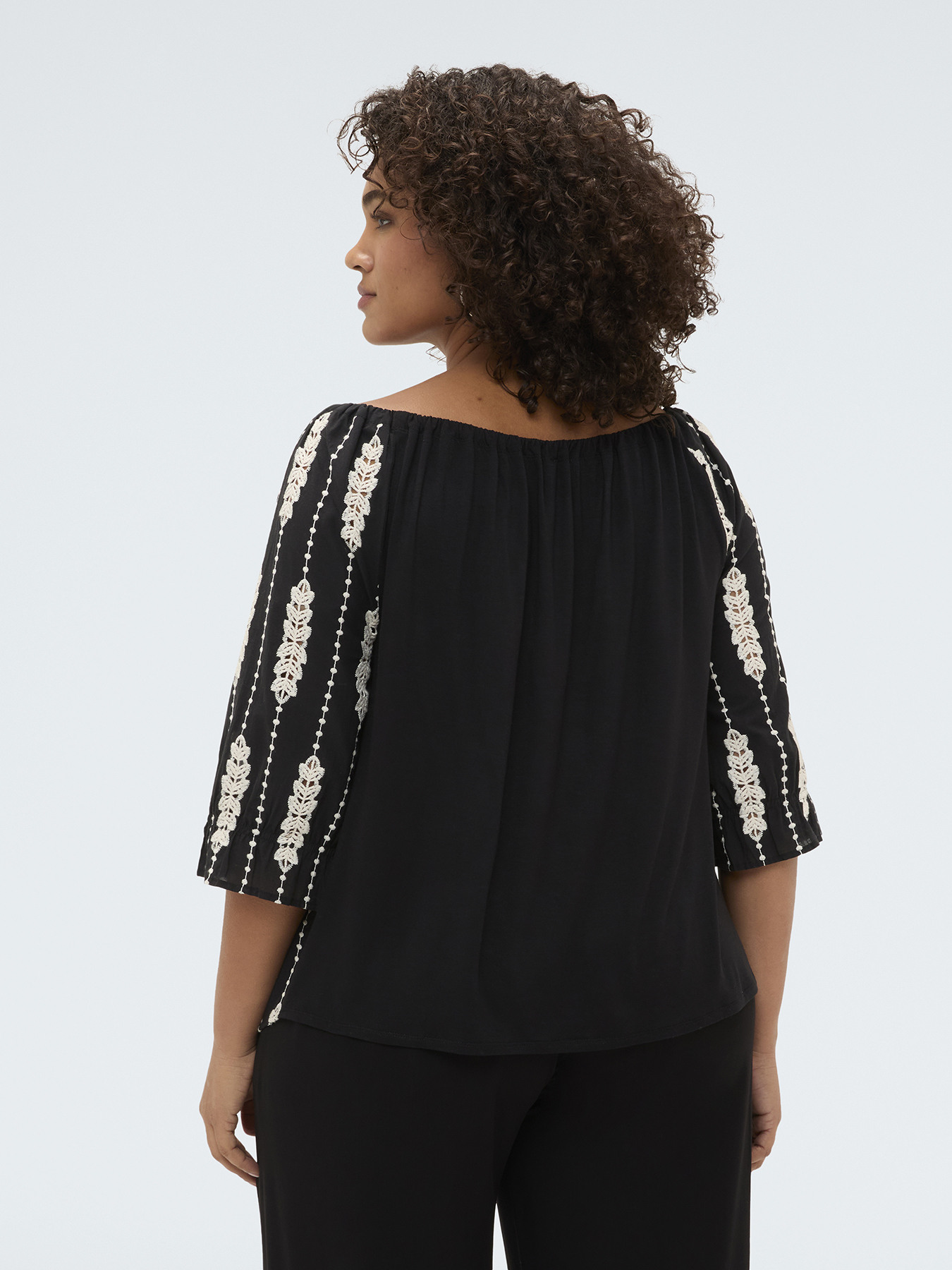 Off-Shoulder-Bluse mit Stickereien image number 1