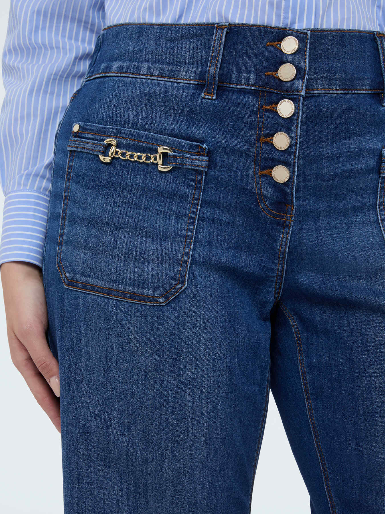 Cropped jeans with chain detail on pockets image number 3