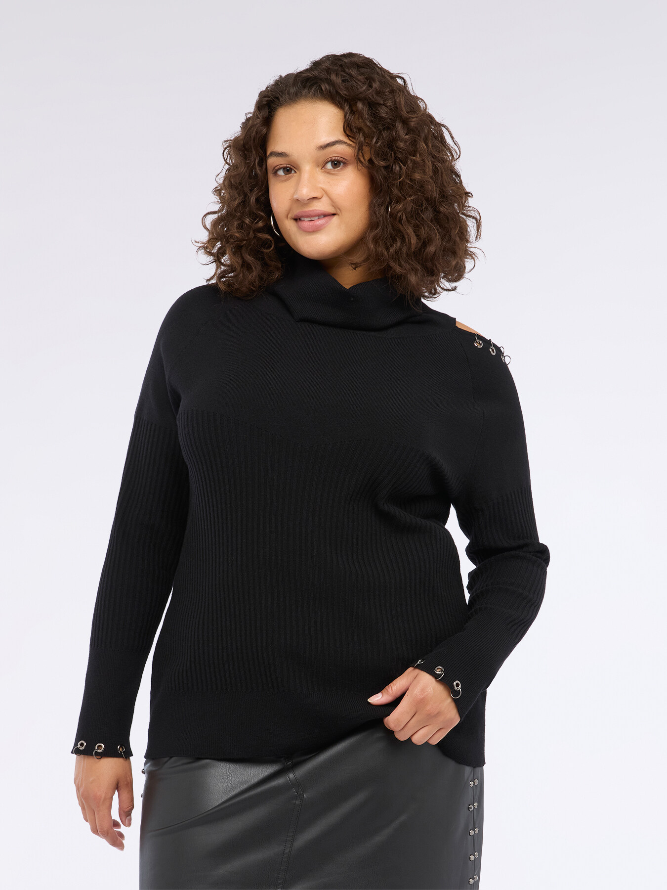 Camiseta con detalle cut out y ojales met&aacute;licos image number 3