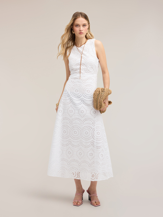 Robe longue en broderie anglaise avec d&eacute;collet&eacute; dos