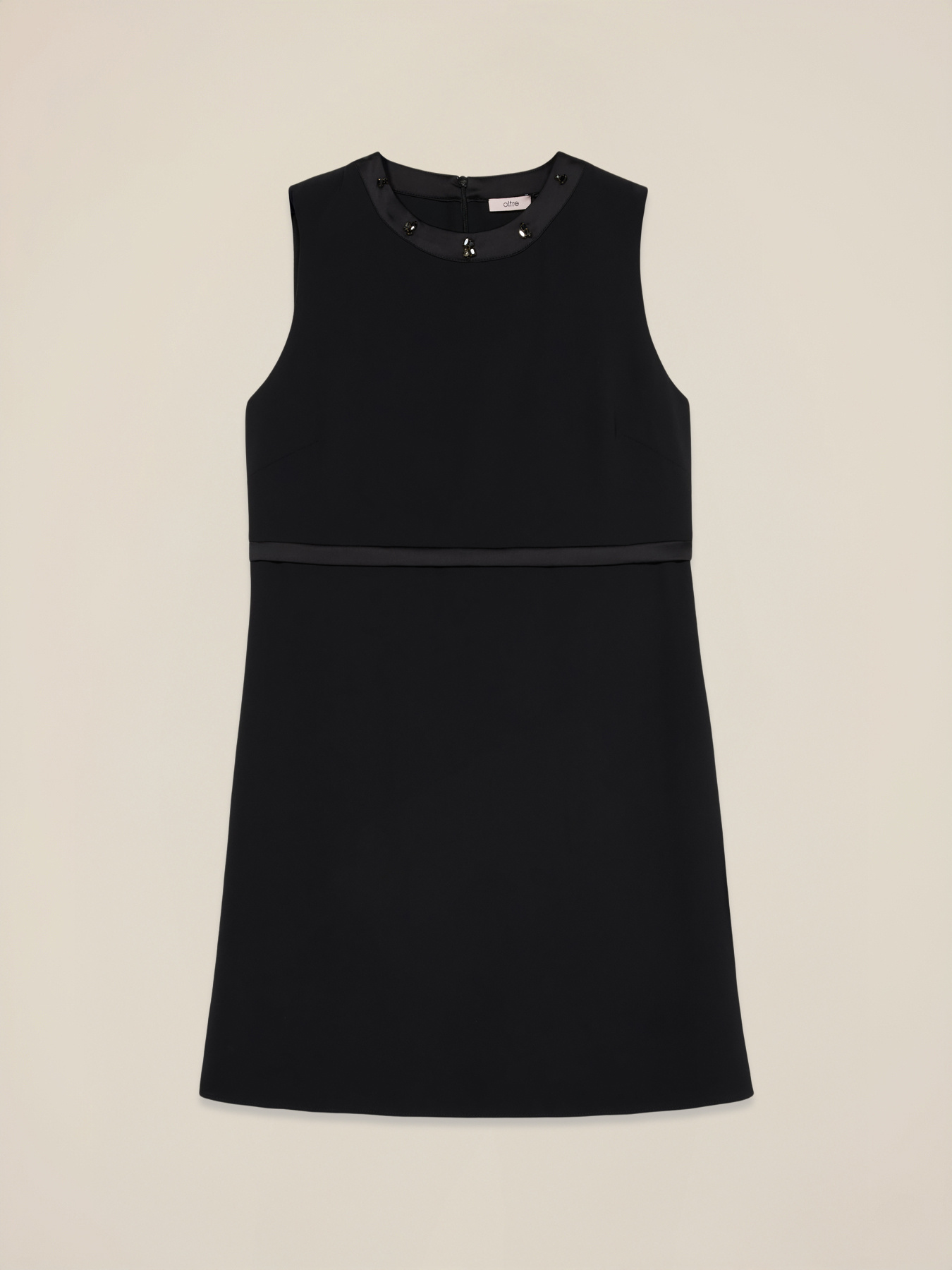 Schmales Kleid aus Enver-Satin mit Schmuckdetail image number 4