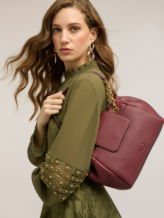 Bolso de hombro con cadena dorada