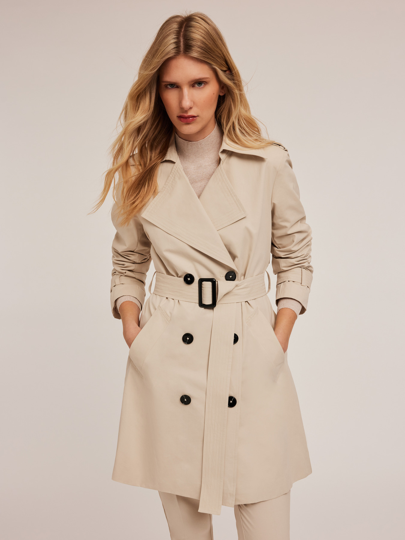 Zweireihiger Trenchcoat aus technischem Gewebe image number 0