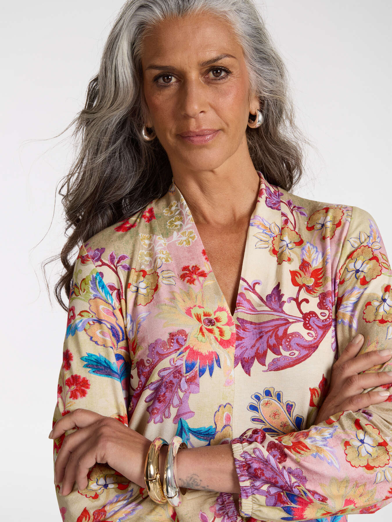 T-shirt stampata con scollo a V image number 3