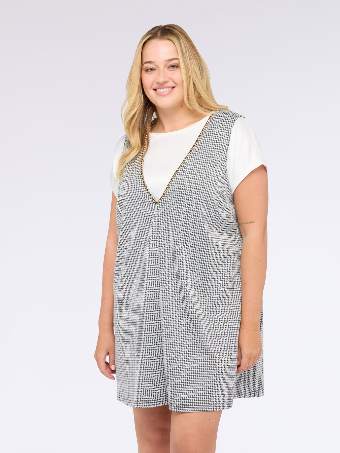 Kurzes A-Linien-Kleid mit tiefem V-Ausschnitt image number 2