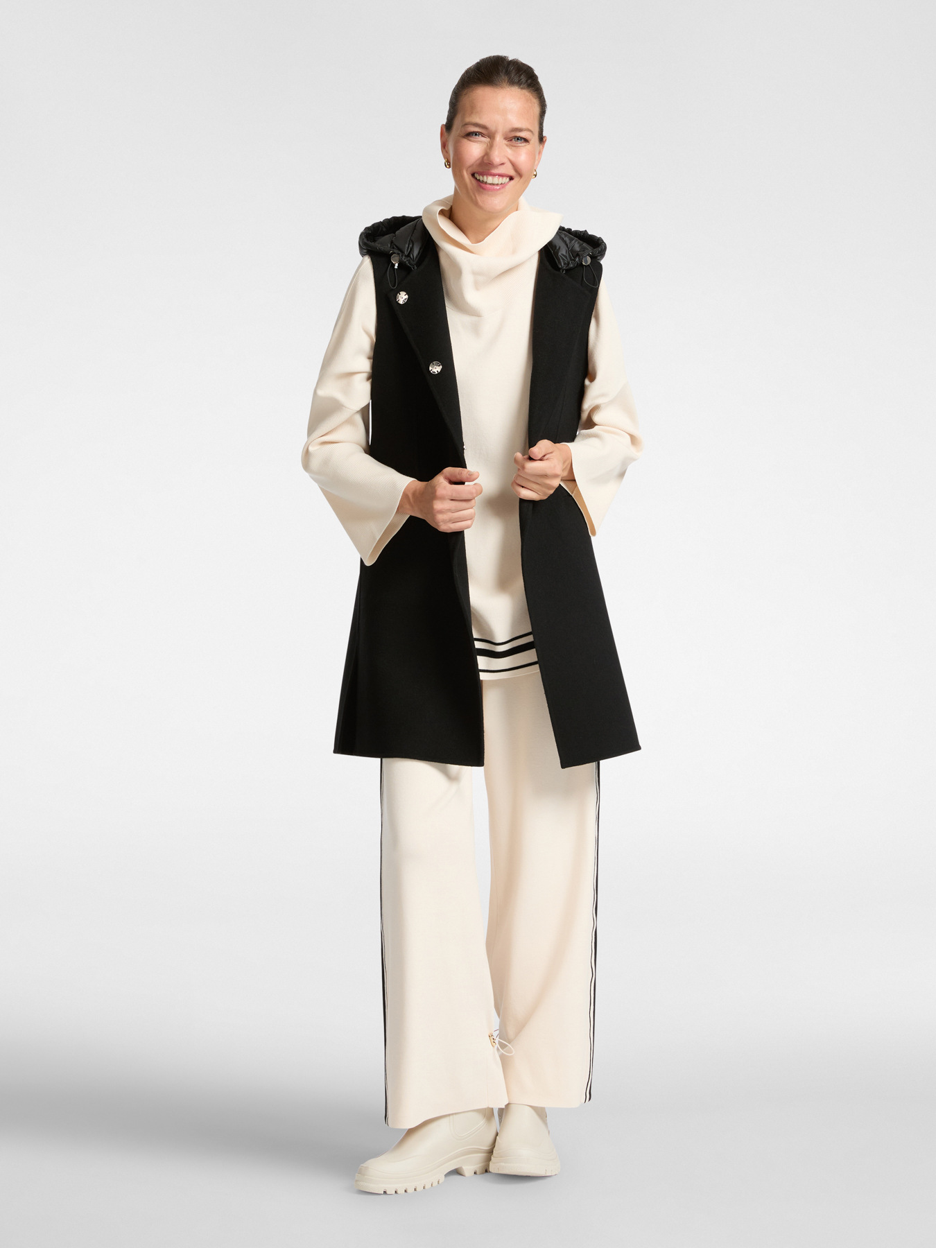 Sporty sleeveless coat image number 3