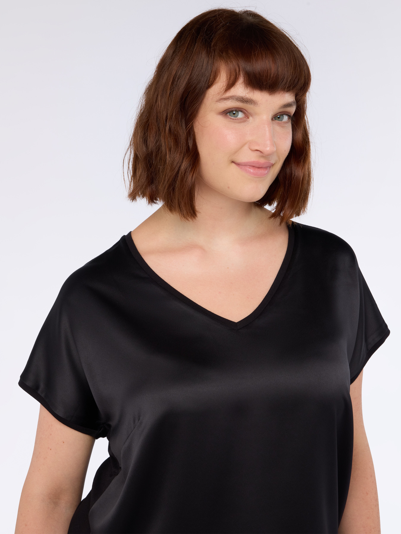 Zweistoffiges T-Shirt mit V-Ausschnitt image number 2