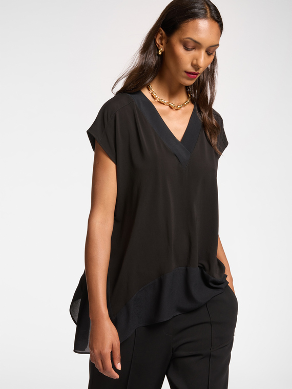 Long T-shirt with tips at the bottom