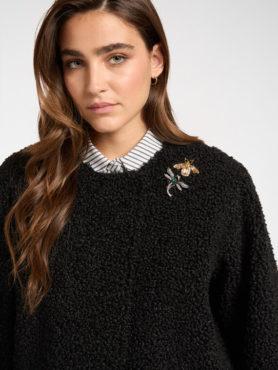 Veste en tissu peluche avec épingles