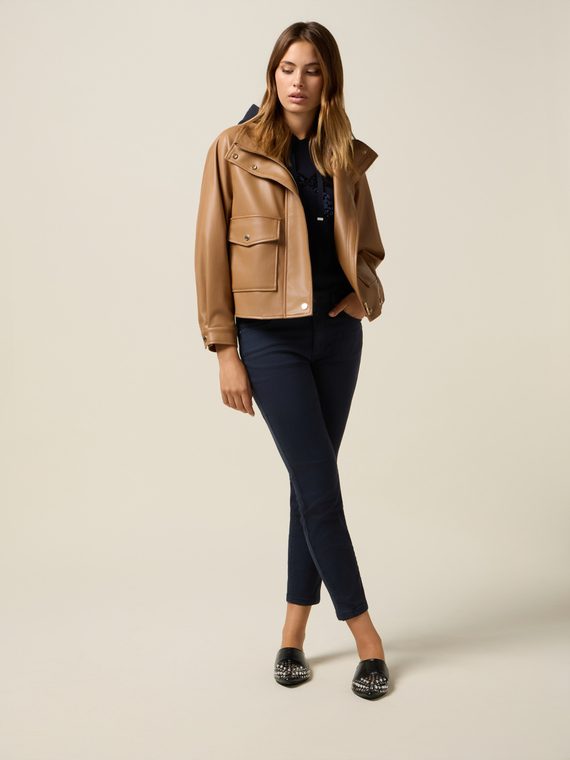 Pantalones regular con detalle de cadena