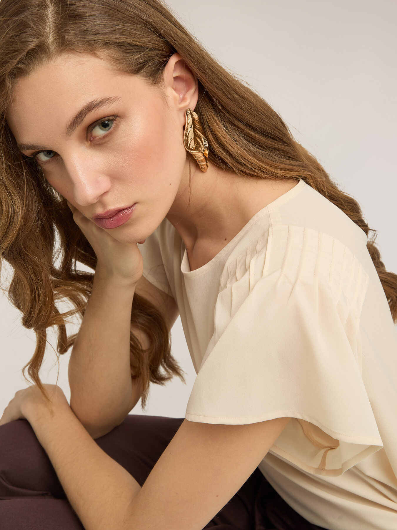 Cr&ecirc;pe de chine blouse with pleats image number 1