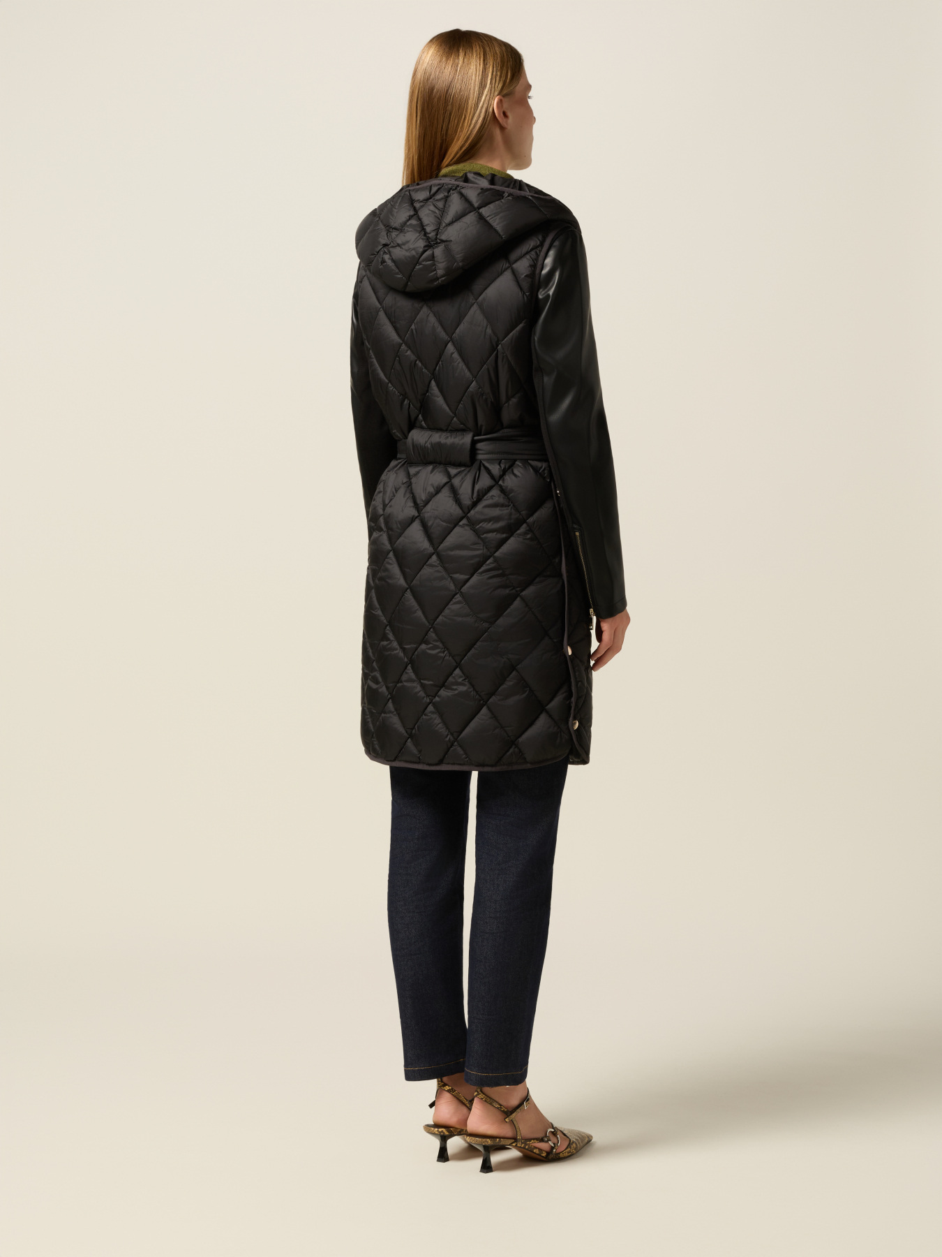 Gilet piumino lightweight con cappuccio image number 1