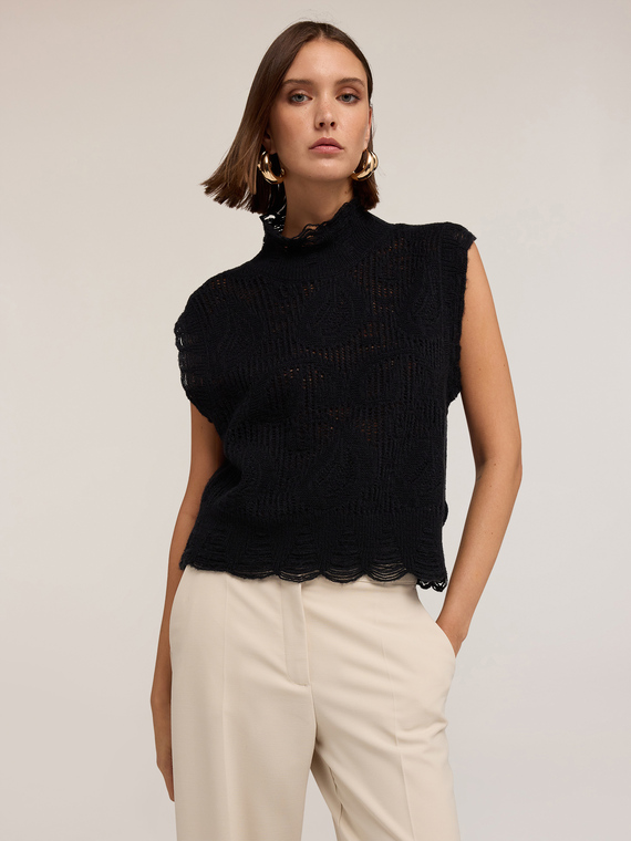 Gestrickter Pullover mit hohem Kragen