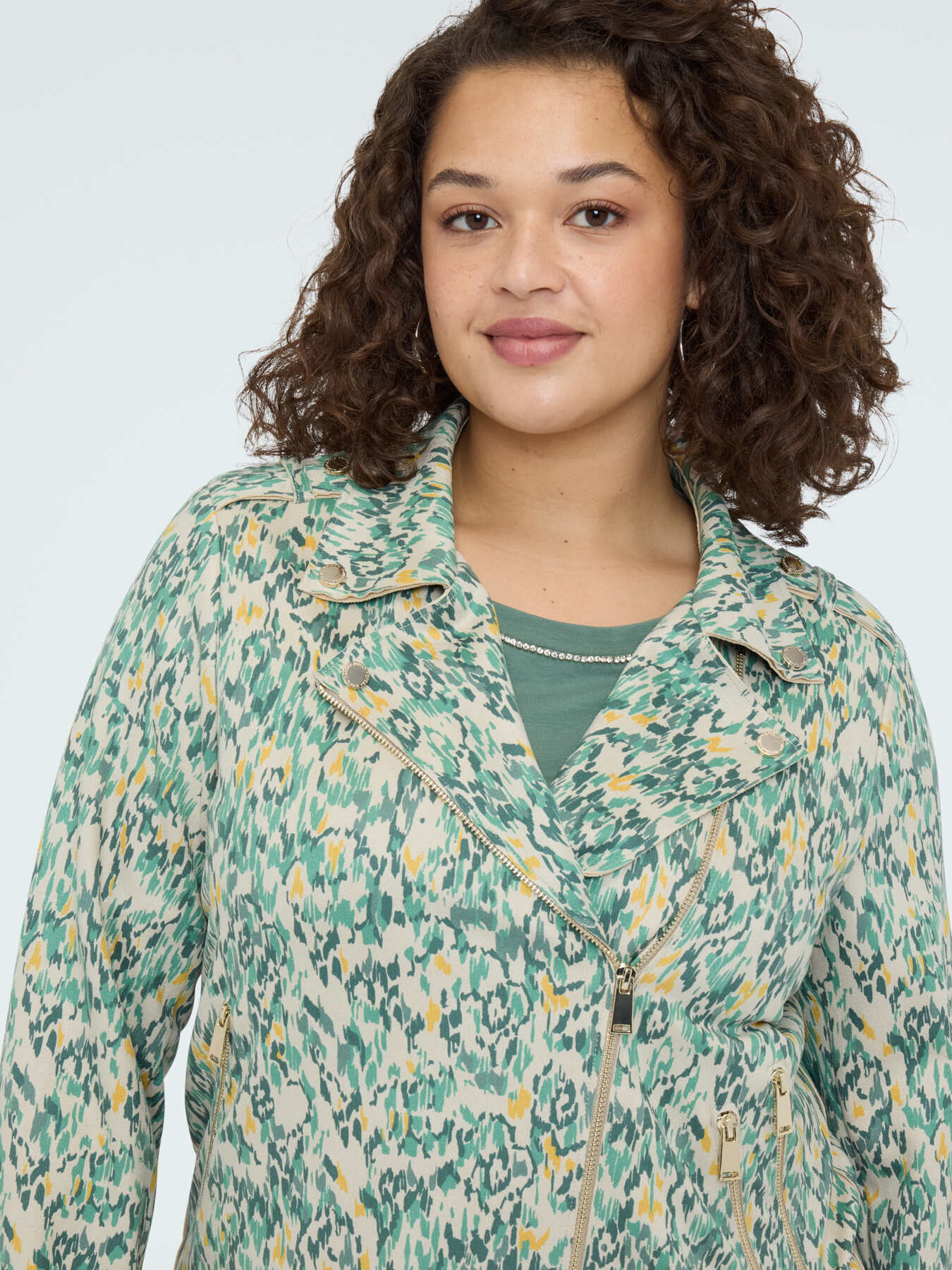 Chaqueta biker en tejido soft touch estampado image number 3