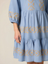 Ausgestelltes Kleid mit Stickereien image number 2