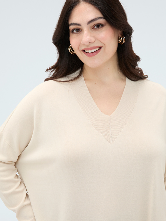 Feiner Strickpullover mit V-Ausschnitt