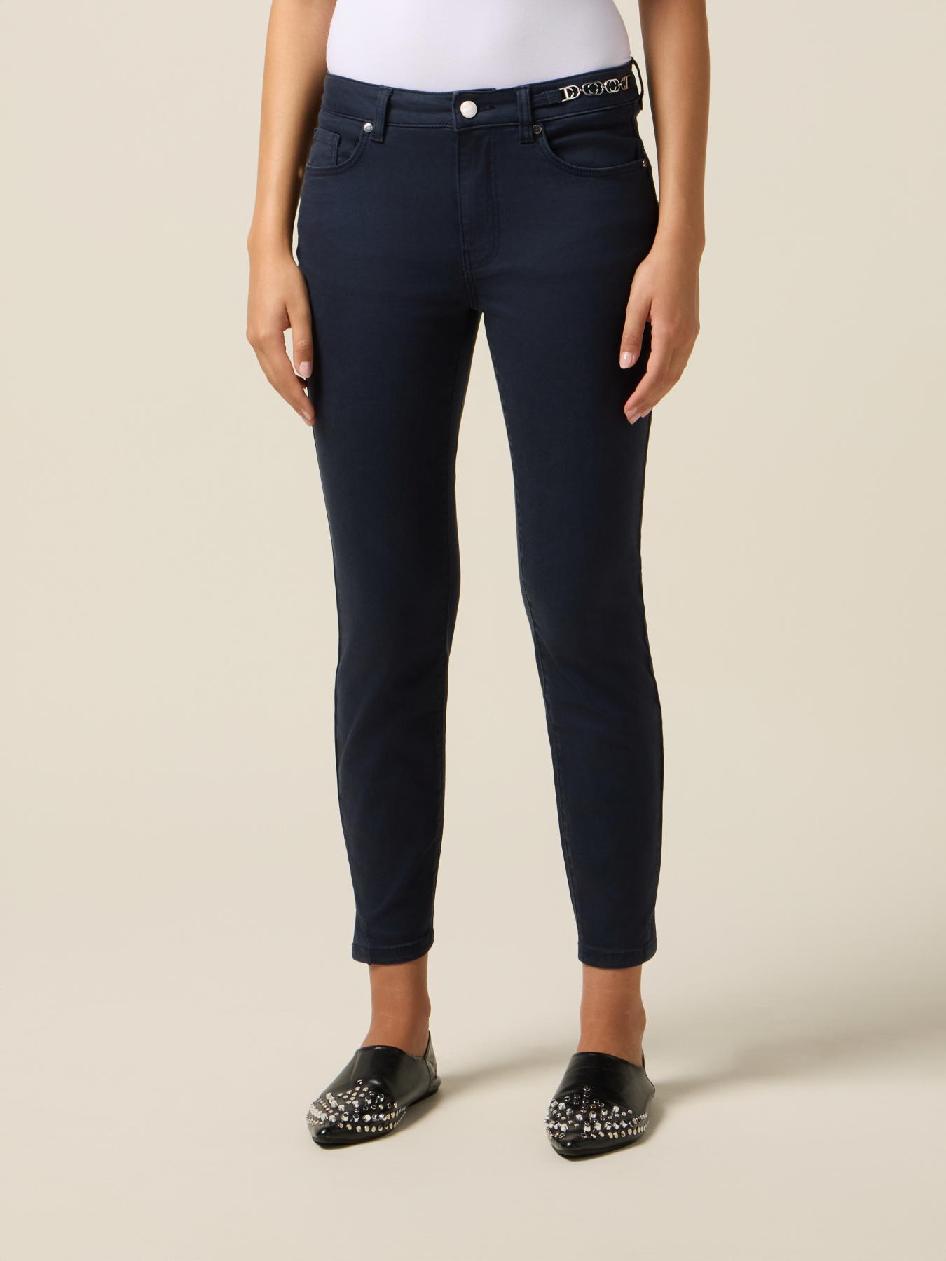 Reguläre Hose mit Kettendetail image number 3