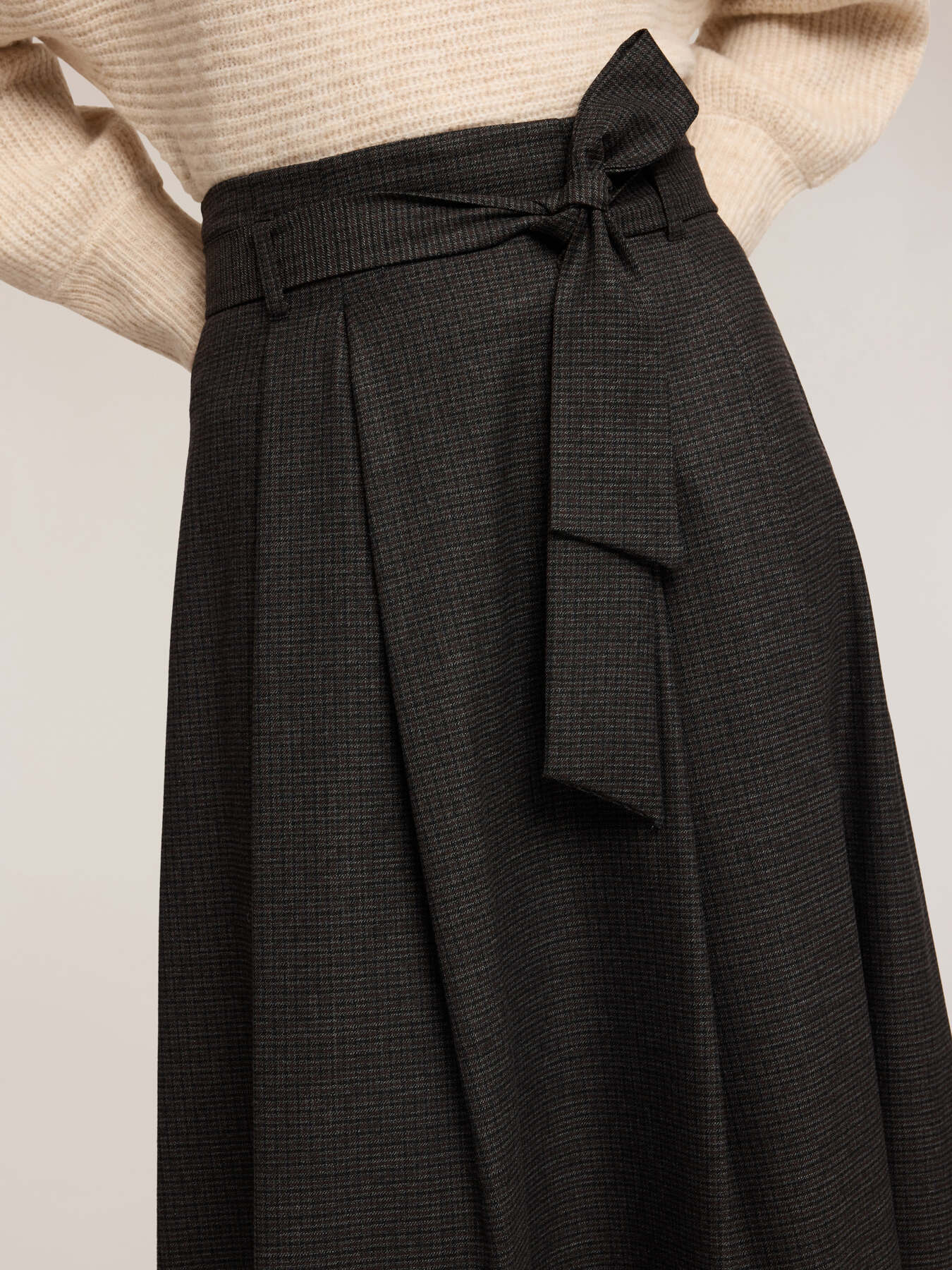 Yarn-dyed skirt with belt image number 3