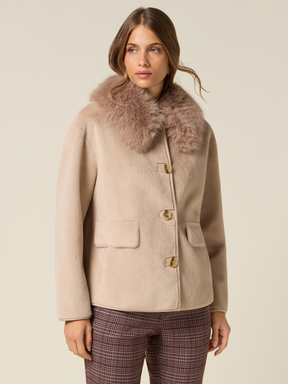 Cappotto corto con collo peluche