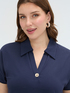Kleid mit Polokragen und Schmuckknopf image number 2