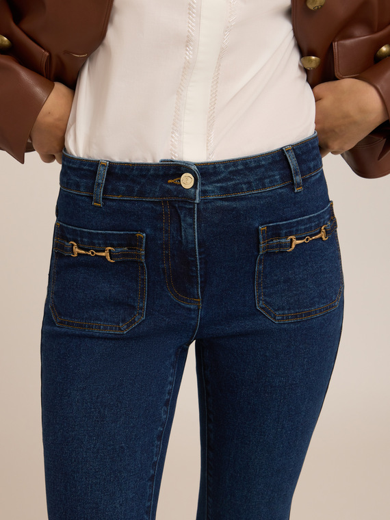 Flare-Jeans mit Metallschnallen