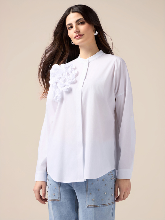 Poplin shirt with floral appliqué