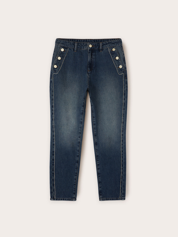 Jeans mit Knopfmotiv und Metallkette