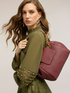 Bolso de hombro con cadena dorada image number 0