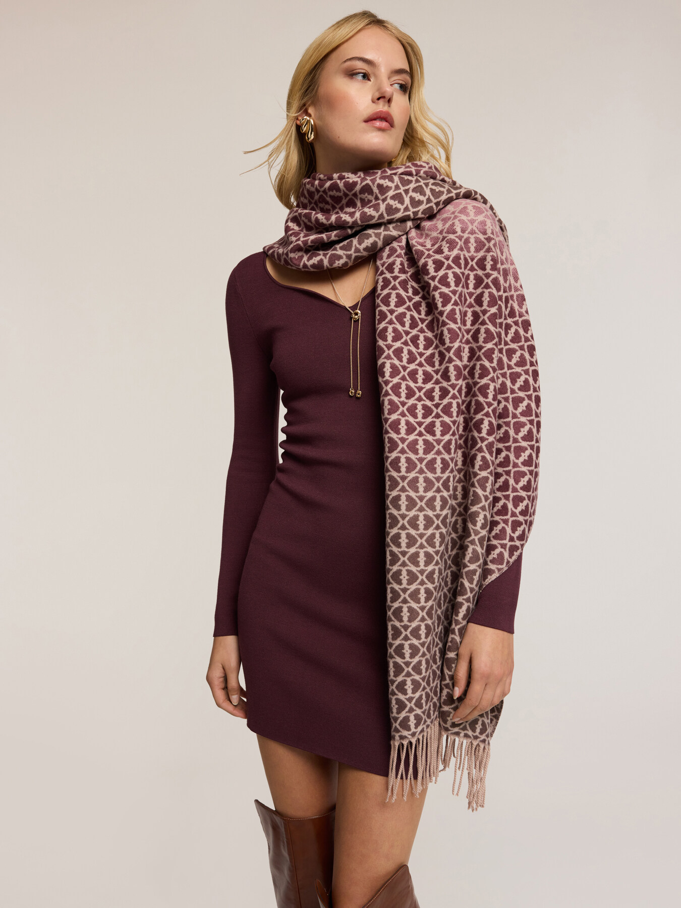 Long jacquard scarf with fringes image number 0