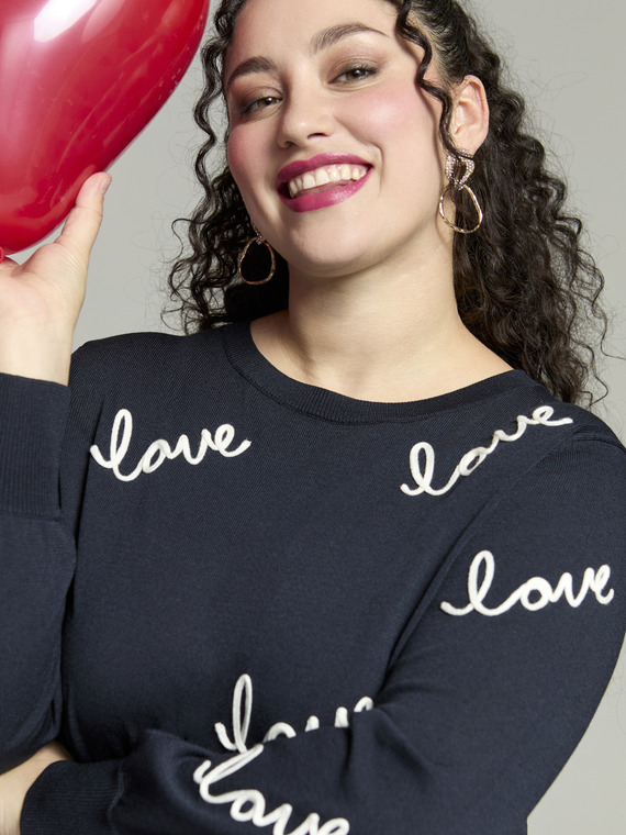 Pull avec broderie love