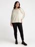 Pullover mit kontrastierendem schwarzen Bordüren und Mini-Pailletten image number 3