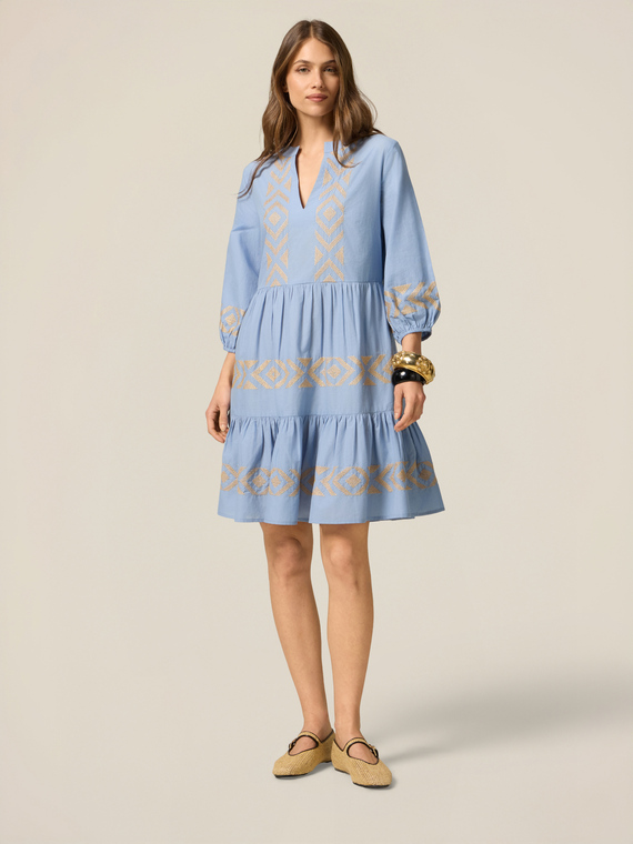 Ausgestelltes Kleid mit Stickereien
