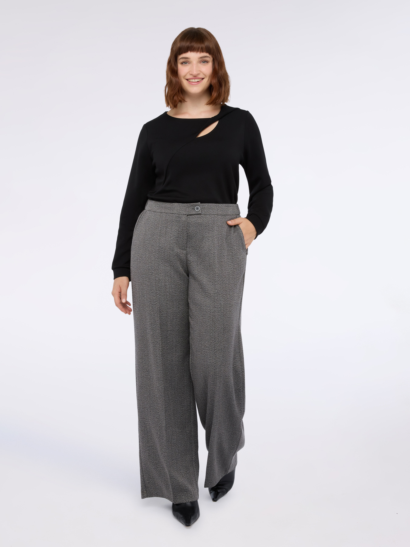 T-Shirt aus Scuba mit Cut-out-Detail image number 3