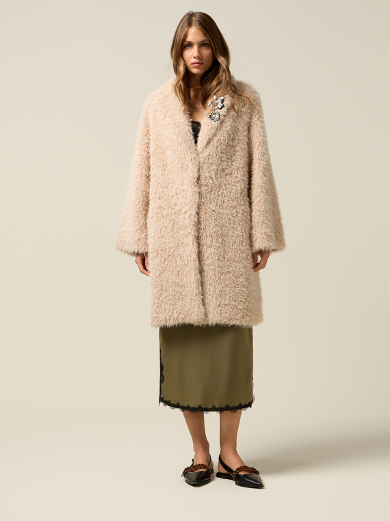 Cappotto oversize effetto peluche con spille
