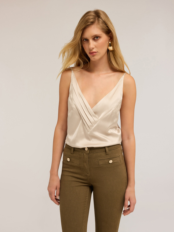 Top con bordo drappeggiato