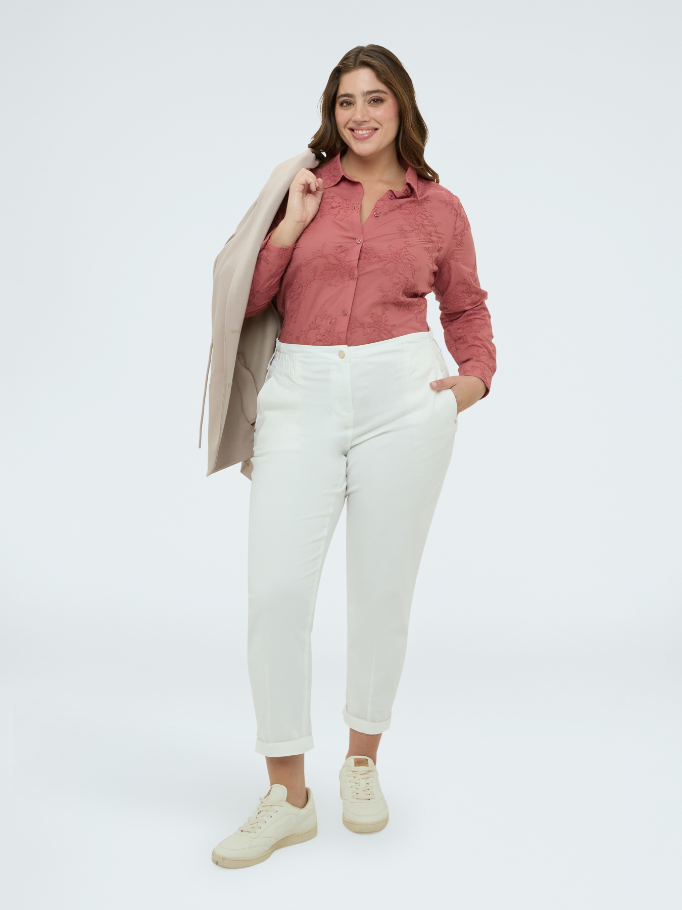 Chemise avec broderies florales ton sur ton image number 2