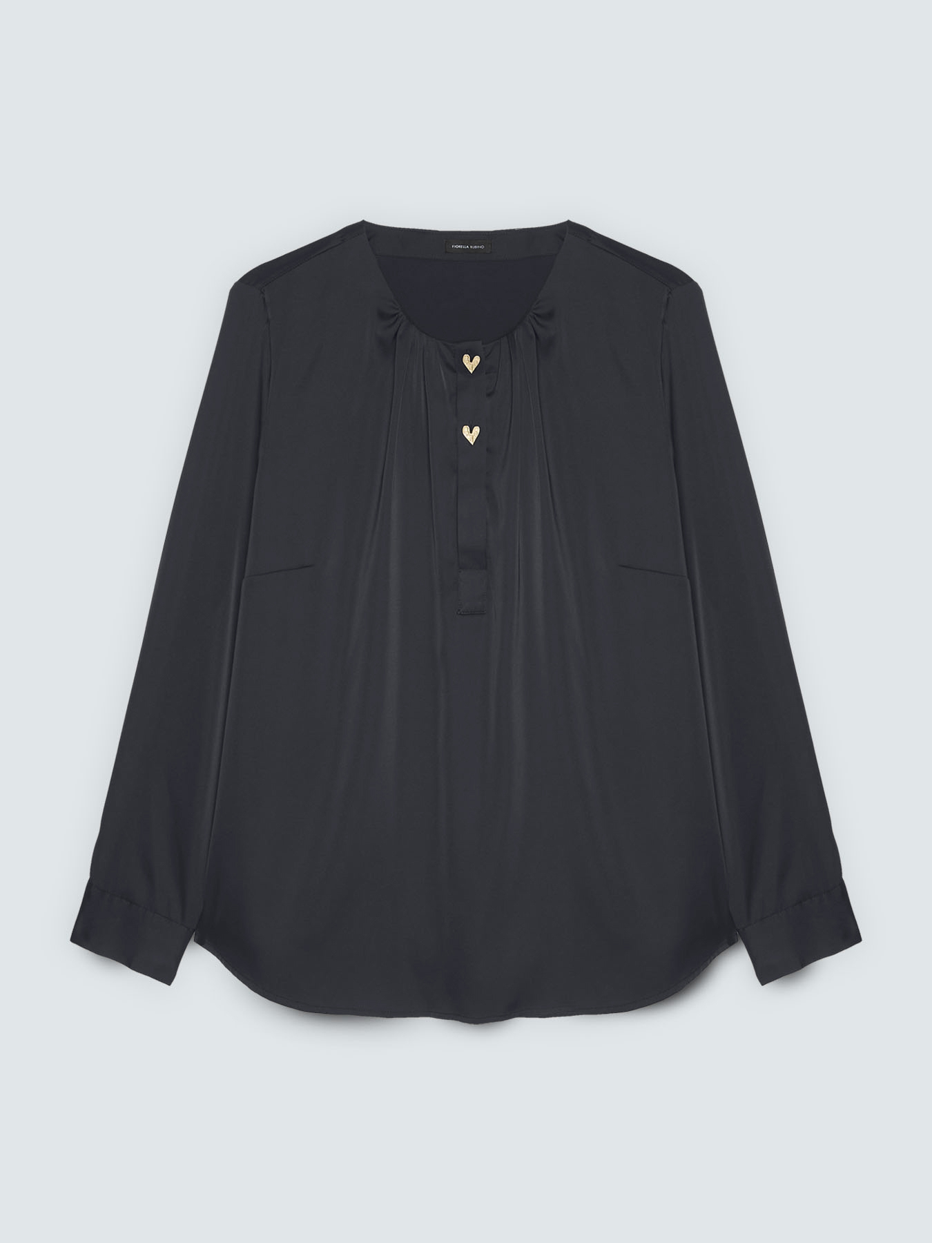 Blusa in raso con bottoni a forma di cuore image number 4