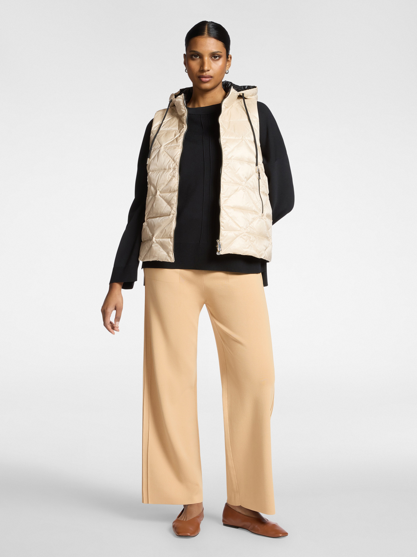 Lightweight sleeveless down jacket image number 2