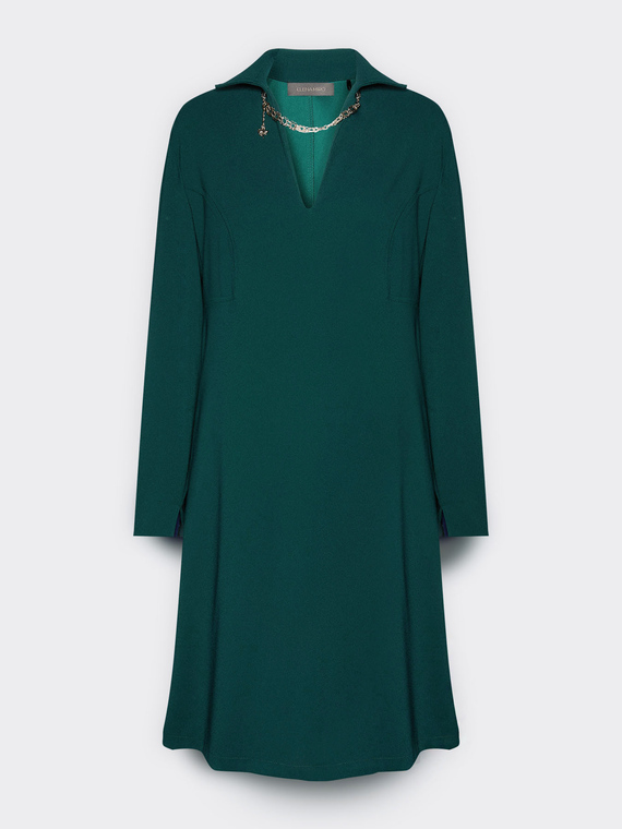 Wohnung mit Monogramm-Halskette