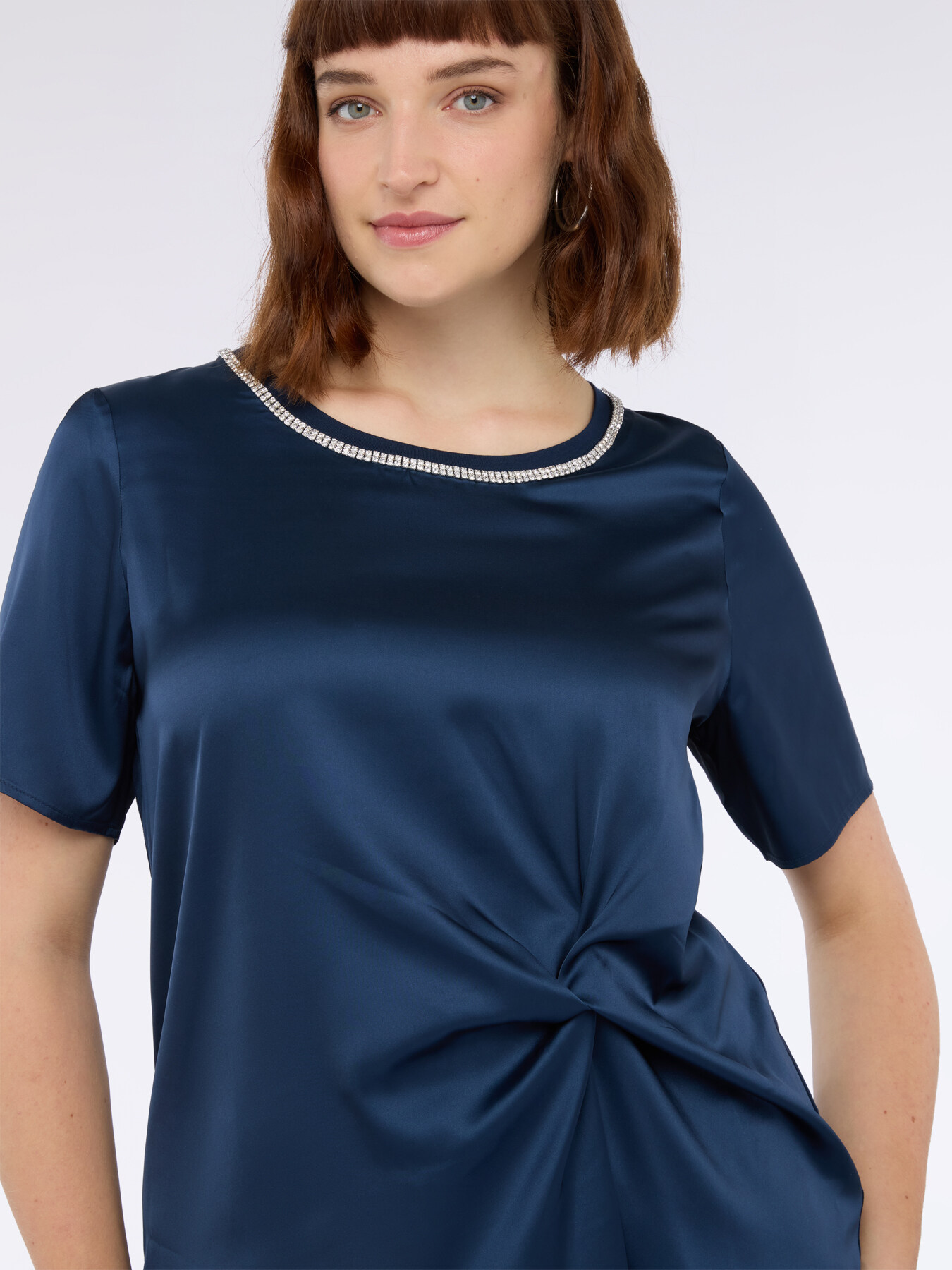 T-shirt bimaterica con drappeggio e strass image number 3