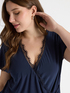 T-shirt con incrocio e bordi in pizzo image number 3